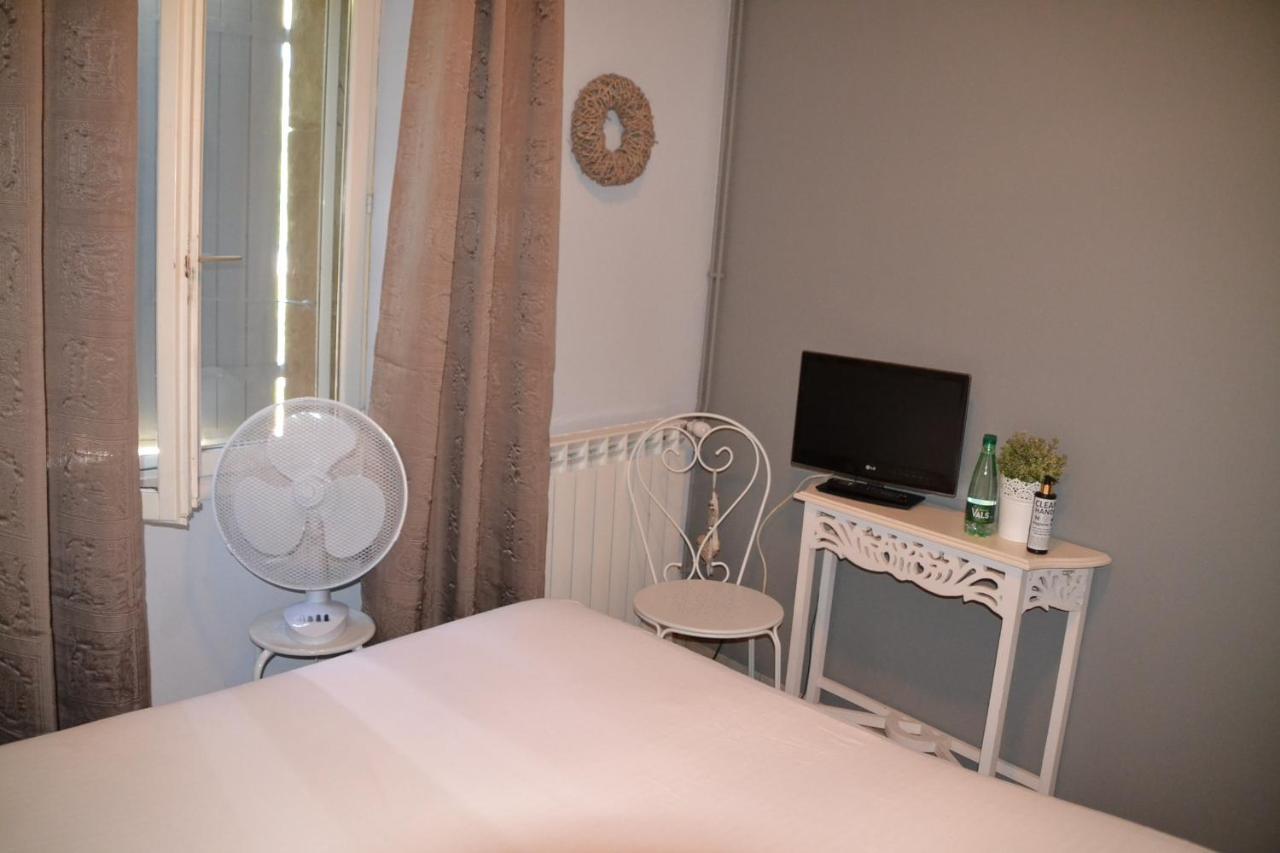 Maison Sous Le Pont Bed and Breakfast Meyras Esterno foto